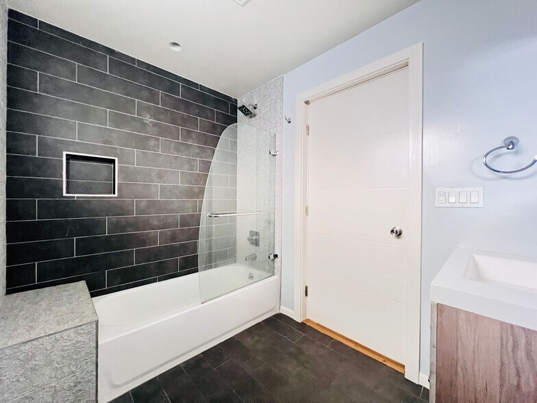 Building Photo - 1718 Miramar St