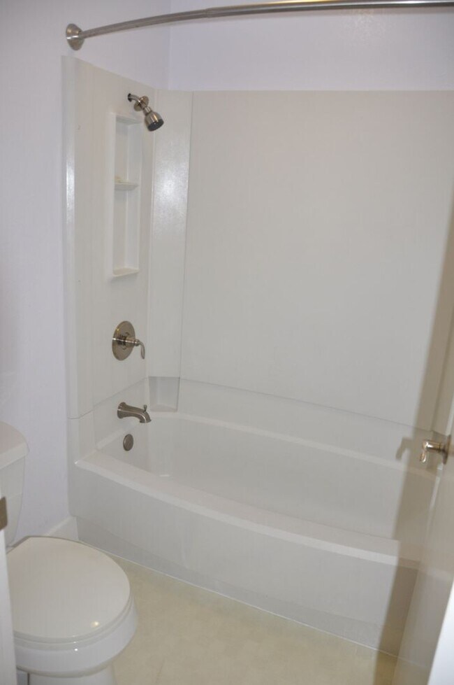 Building Photo - Gorgeous 2/2 near Hwy 101 & Fair Oaks with AC and Garage, 2 miles to Downtown Sunnyvale