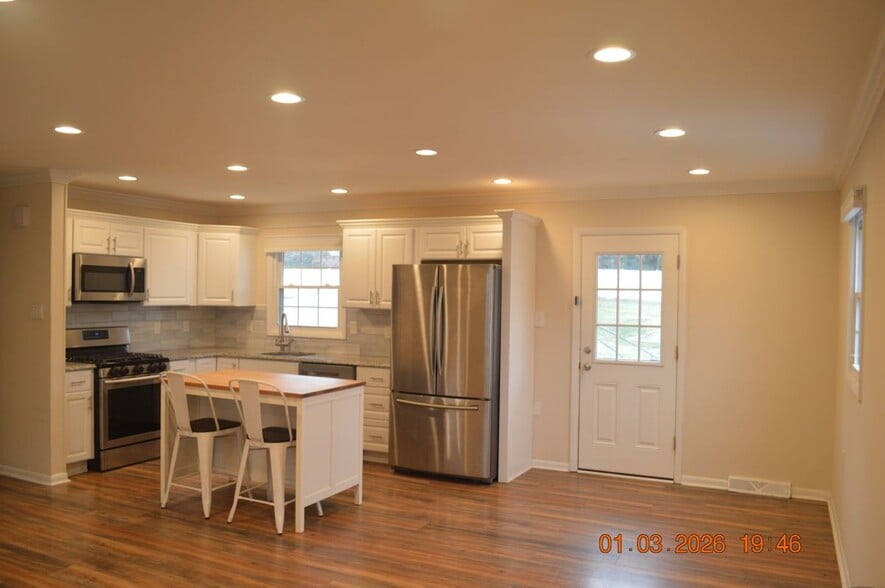 Building Photo - 1636 Gibbons Rd