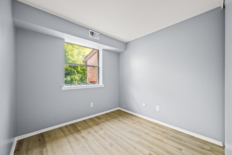 Building Photo - 1419 Valley Dr