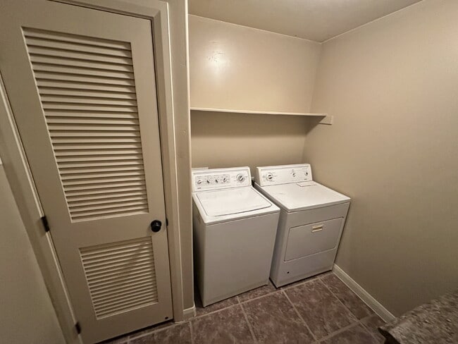 Building Photo - "Charming 3-Bed Townhouse in Cedar City – Spacious 1365 Sq Ft with 2.5 Baths!"