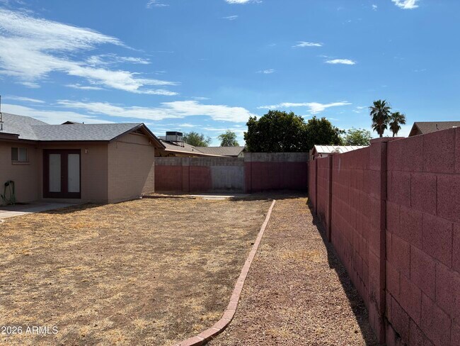 Building Photo - 602 W Wickieup Ln