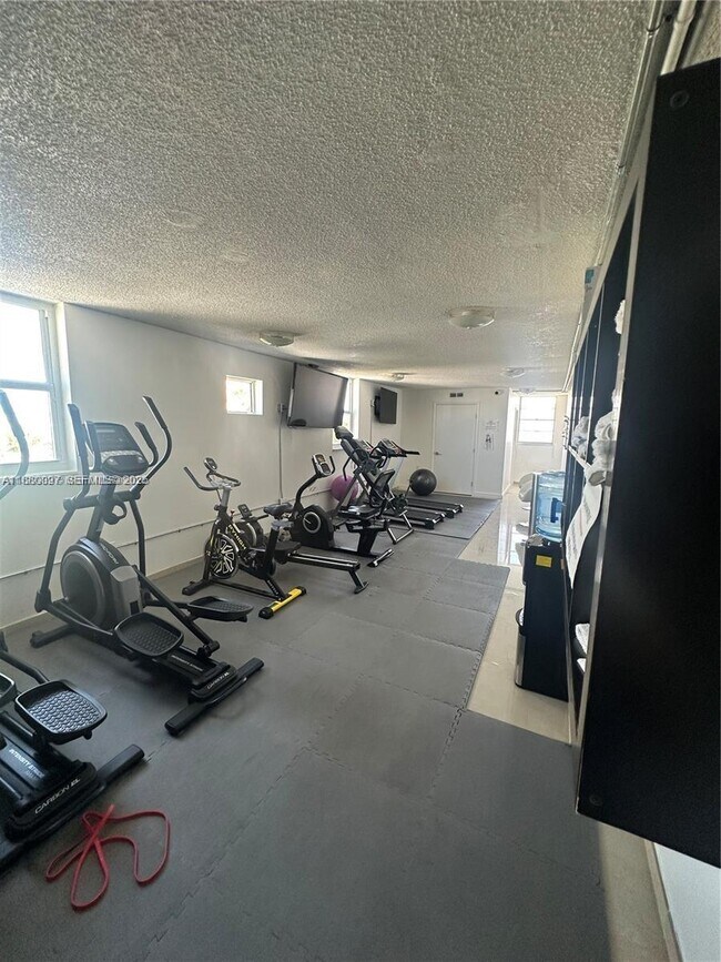 Building Photo - 720 Collins Ave