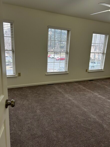 Master bedroom - 365 Melbourne Ln