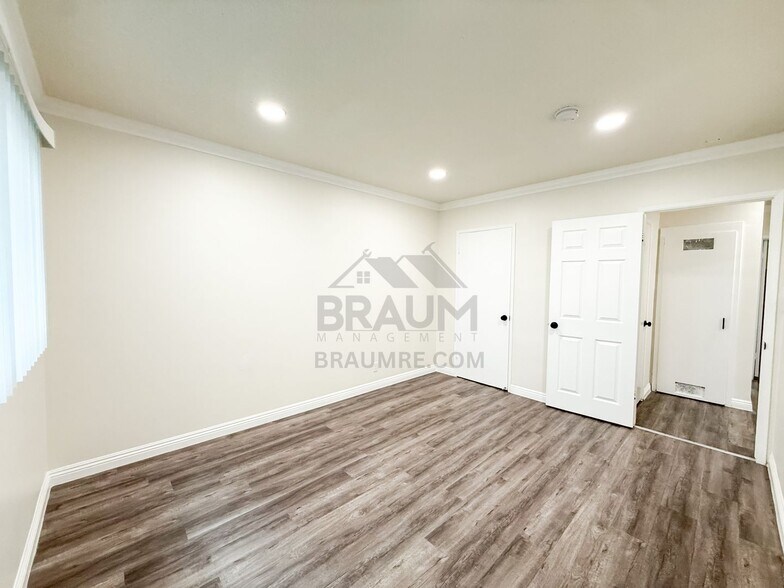 Building Photo - 5917 Laurel Canyon Blvd