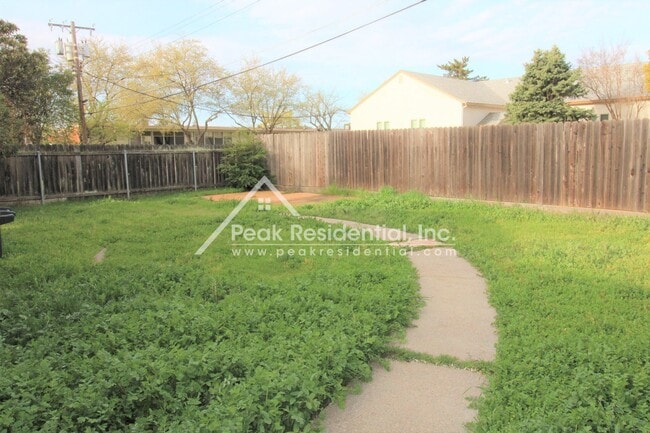 Building Photo - Fruitridge Manor 3bd/1ba House with Garage
