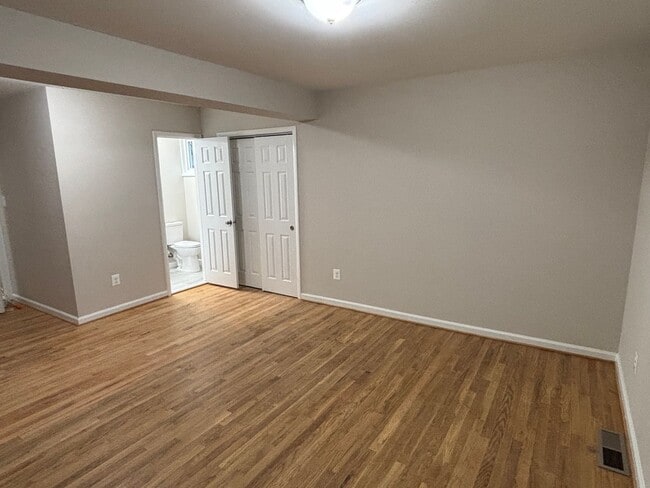 Building Photo - 4 Bedroom 3 Full Bathrooms Newly Renovated...