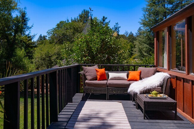 Building Photo - Stunning Mid-Century Modern 5bed/3.5 bath Home on 1.92 acres