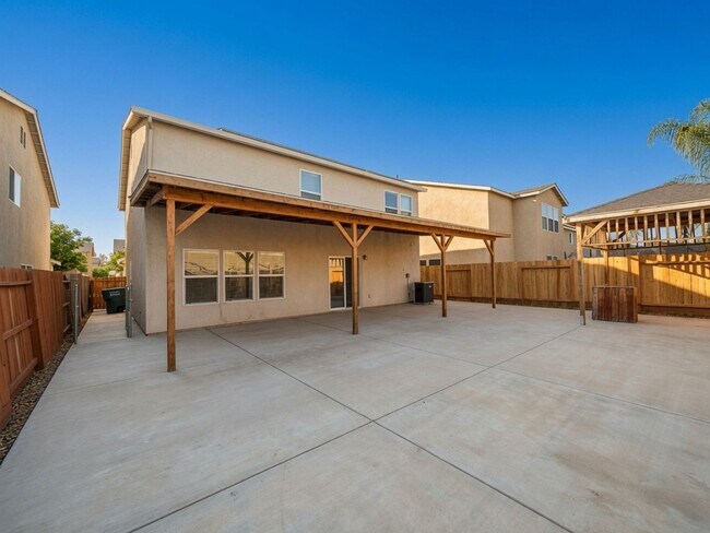 Building Photo - Spacious 4-Bedroom Home with Solar, Finished Garage, Large Pantry & Low-Maintenance Backyard in M...