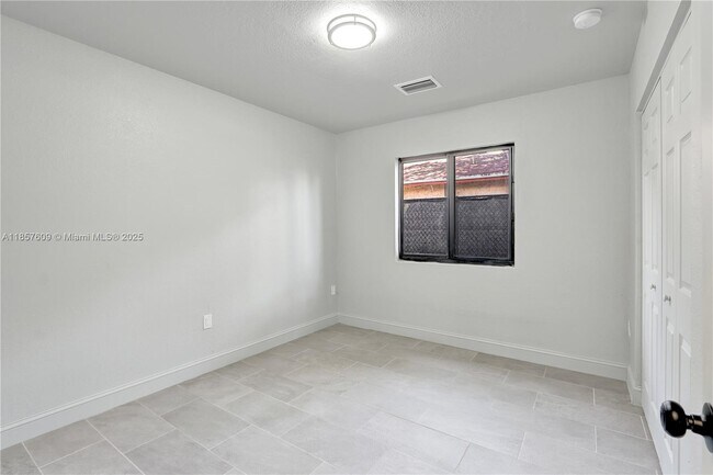 Building Photo - 861 NW 6th Ave