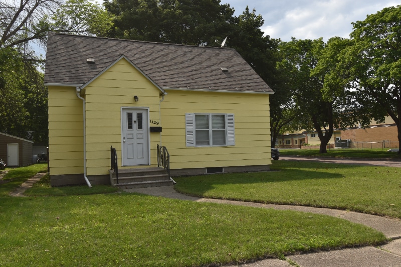 Primary Photo - 1129 N Elm St