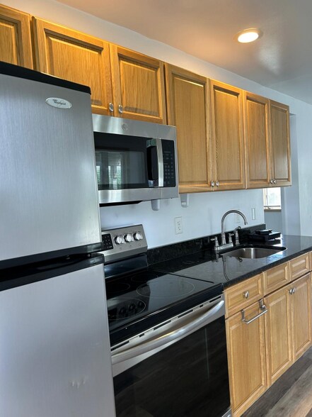 Building Photo - 647 Shore Dr