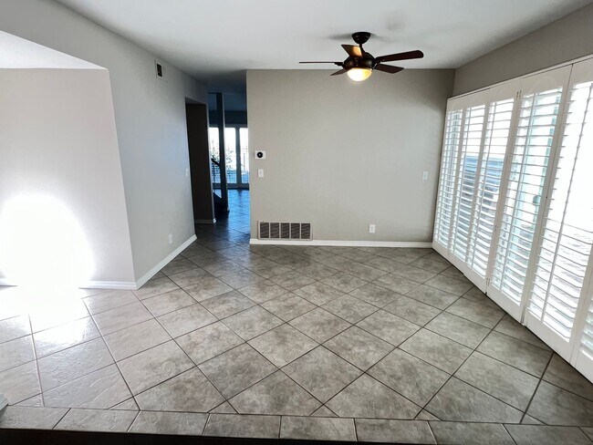 Building Photo - Dazzling Lake Summit Lake View Single Family Home!