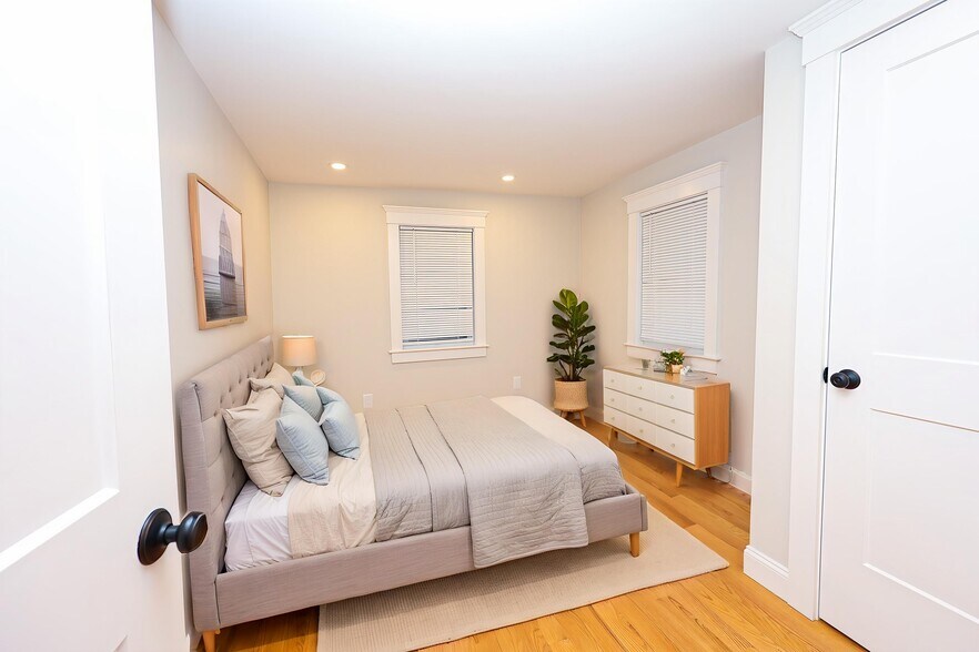 Building Photo - 85 Oak St