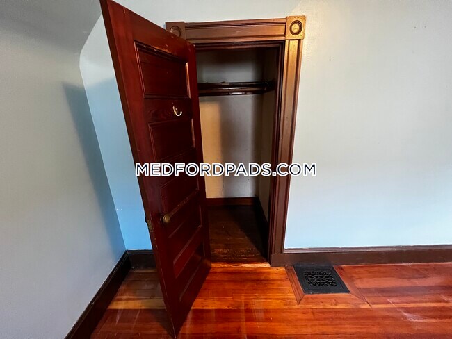 Building Photo - 37 Warner St