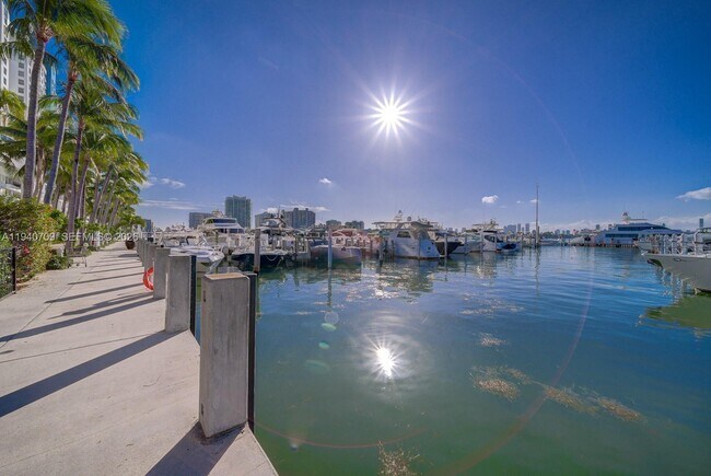 Building Photo - 1900 Sunset Harbour Dr