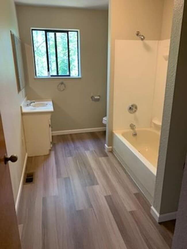 Building Photo - Pre-Leasing for August - 6Bed/3Bath House