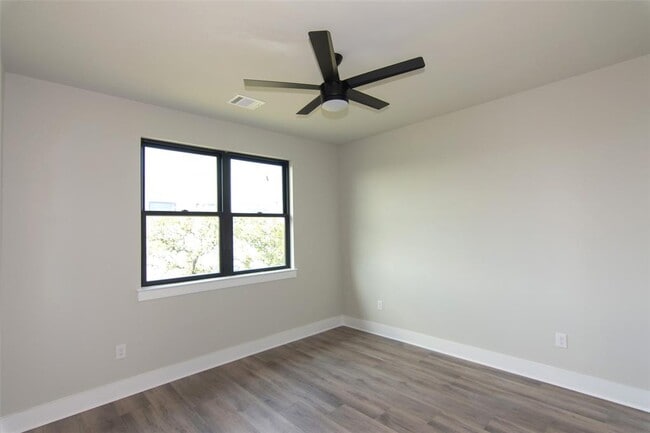 Building Photo - 2804 Lawrence Dr