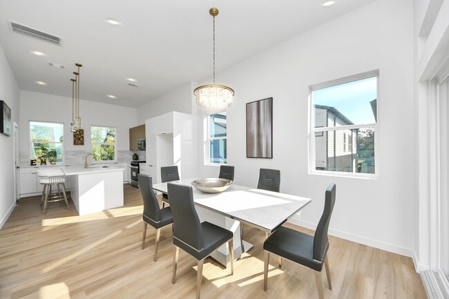 Building Photo - 1216 D E 34th St