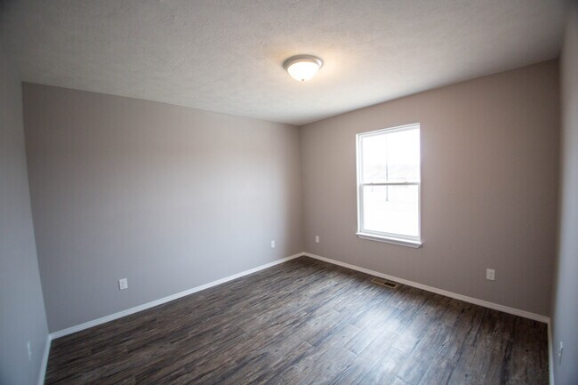 Building Photo - 805 Windmill Dr