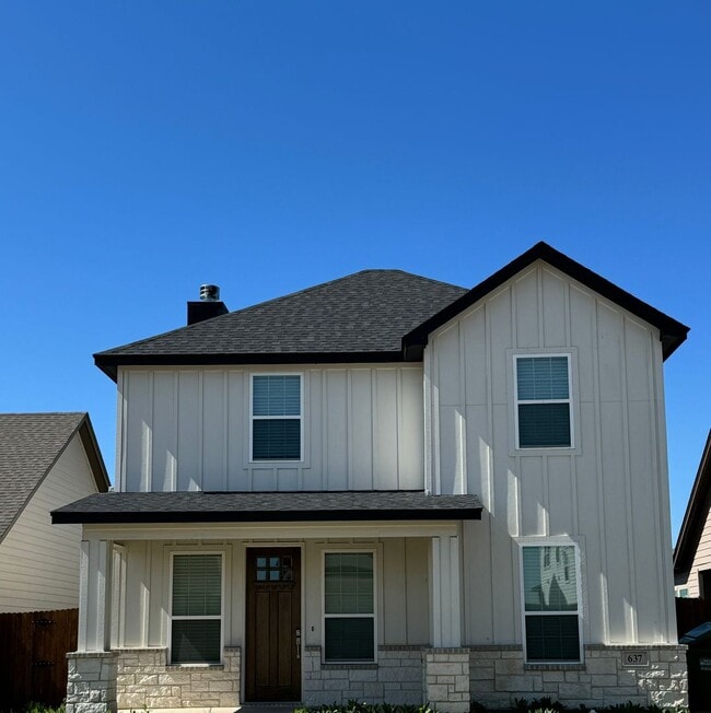 Building Photo - 4/2.5/2 - Beautiful 2 story/ PRIVATE PARKING!! GODLEY ISD