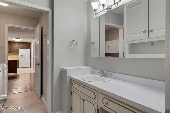 Building Photo - 303 Plaza Village Dr