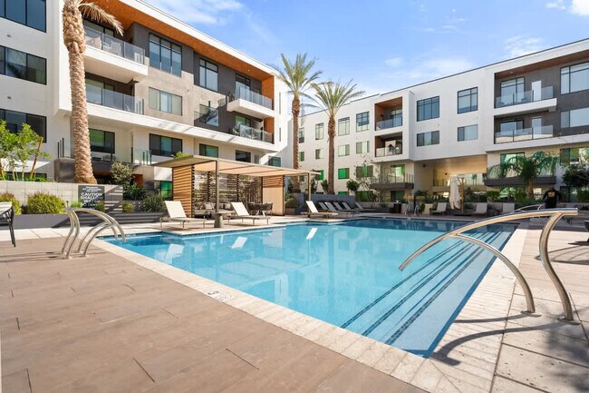 Building Photo - 15825 N 71st St