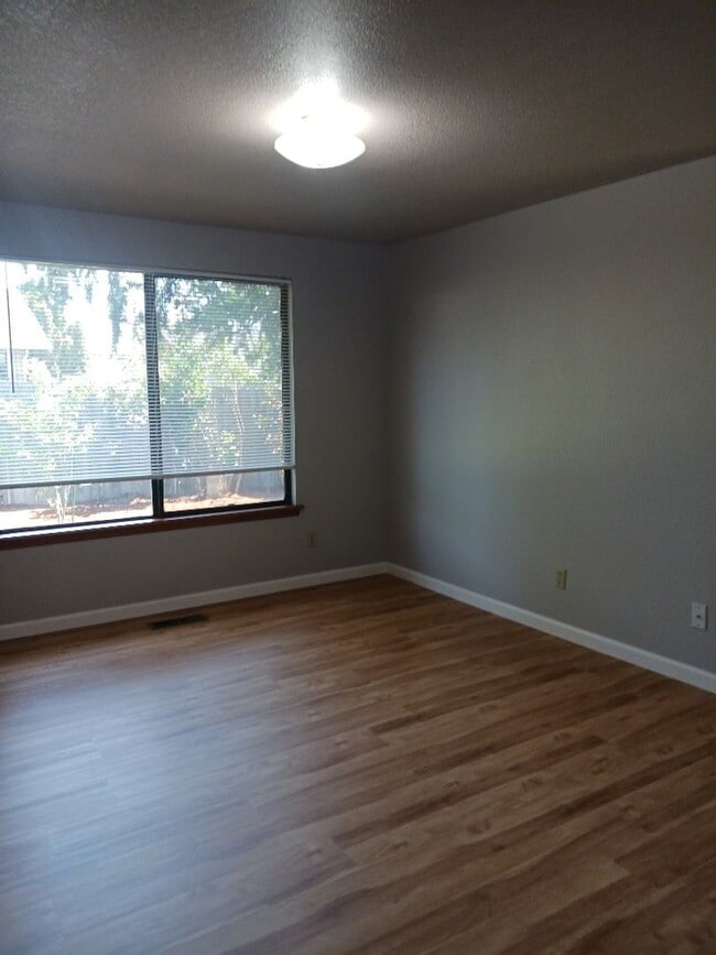 Building Photo - Introducing a meticulously maintained 3 bedroom, 2 bath gem!