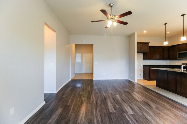 Building Photo - Beautiful 4 bed 2 bath 3 car garage home!!