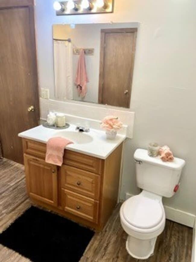 Building Photo - 2 bedrooms with sunroom, 1 bath , spacious...