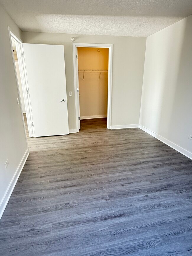 Building Photo - 509 N Dearborn-2001