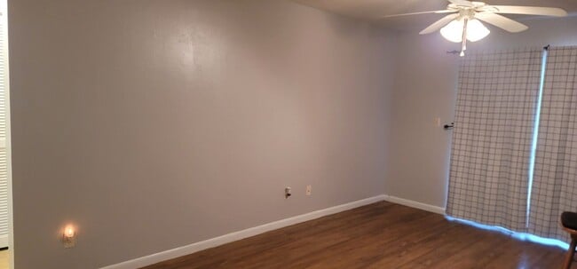 Building Photo - UPDATED 1/1 in Walkable Location w/ Solid Floors, Community Pool, & Washer/Dryer! Avail NOW for $...