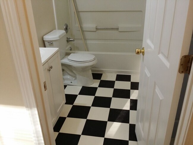 Building Photo - 564 Hope St SW