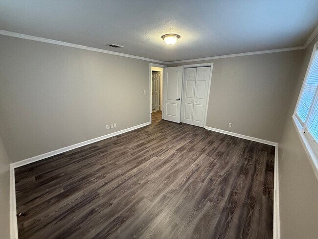 Building Photo - Spacious 3 Bedroom 1  Bath home with Appliance and Washer/Hookup.