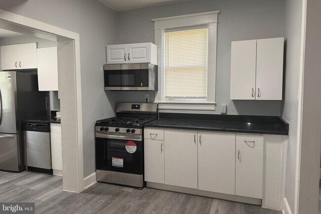 Building Photo - 2502 Halcyon Ave