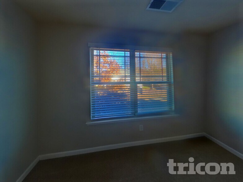 Building Photo - 207 Stillwood Dr