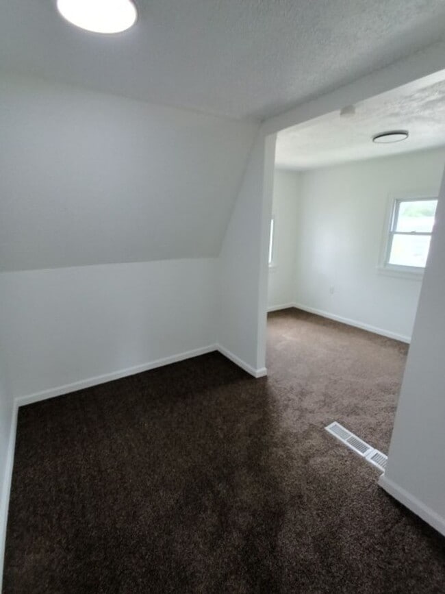 Building Photo - 2044 Garrick Ave