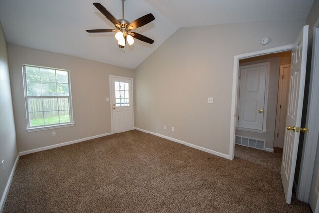 Building Photo - UPDATED and cute 2 bed 2 bath home.