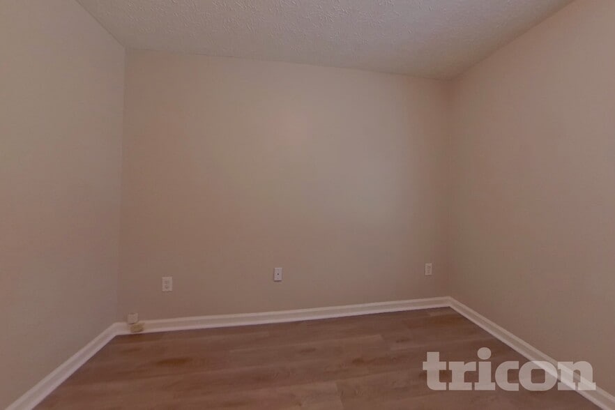 Building Photo - 20 E Lawn Dr