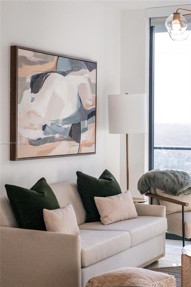 Building Photo - 601 NE 1st Ave