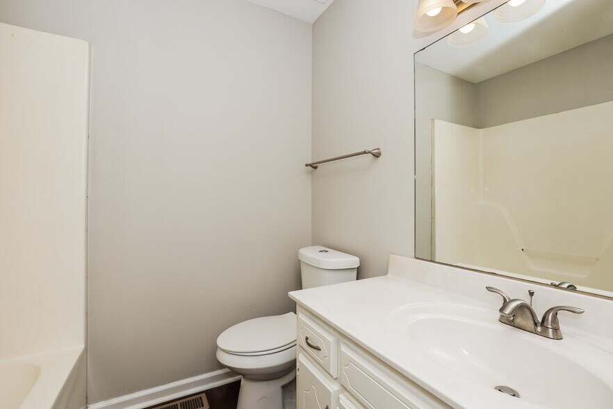 Building Photo - 610 E Lake Cove