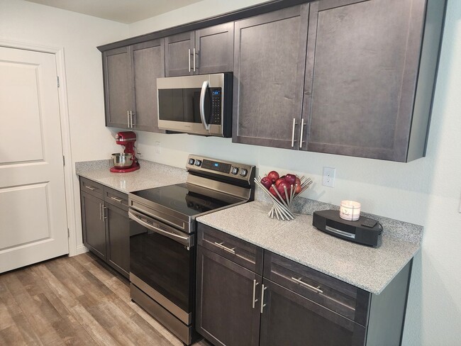 Building Photo - 3 story 3 bed/3 bath townhouse in brand new Watercolor Community