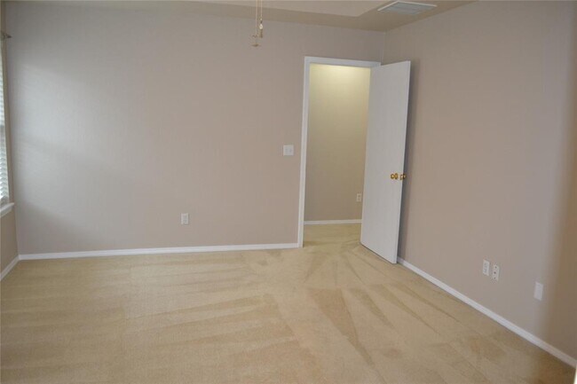 Building Photo - 204 Pinafore Dr