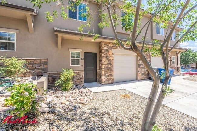 Building Photo - Charming 3 bedroom Townhome. 2 Community Pools!