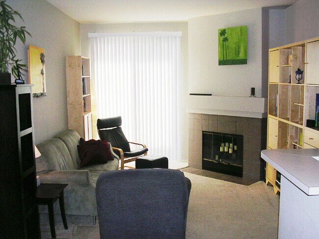 Building Photo - 1950 Camino de la Reina