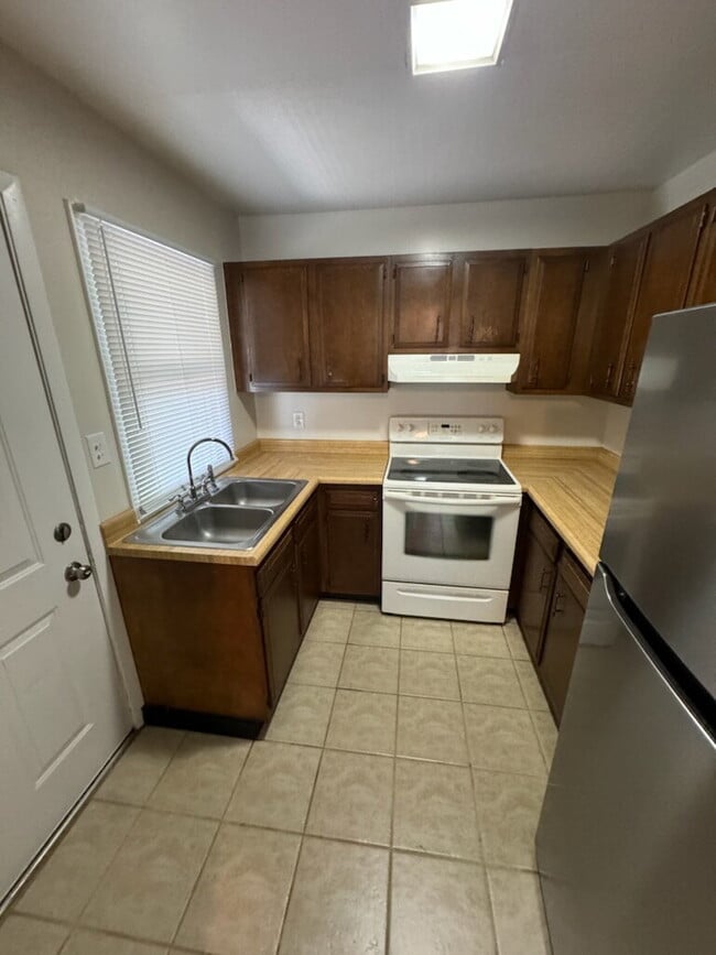 Building Photo - 2 Bed Single Level Apartment