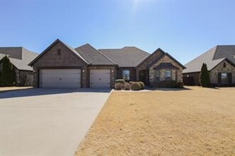 Building Photo - Gorgeous 4-Bedroom Home Ready to move in ASAP.