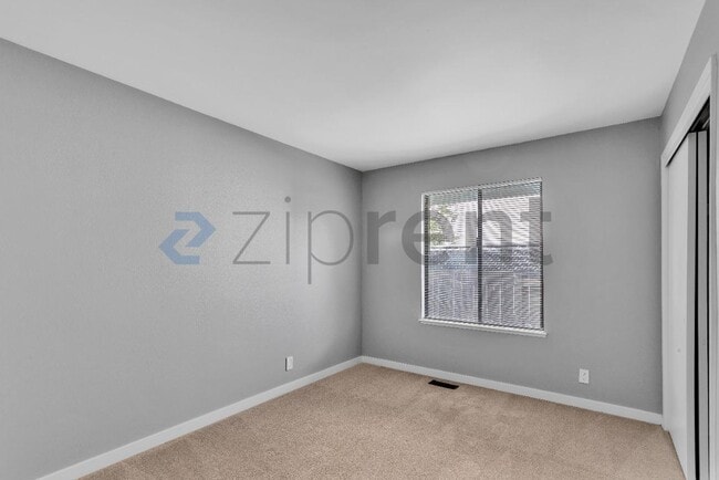 Building Photo - 25 Leslie Ct