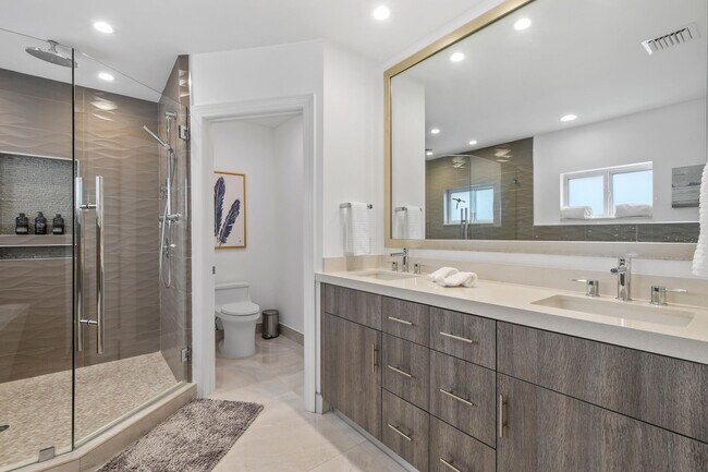 Building Photo - 7101 W Lake Dr