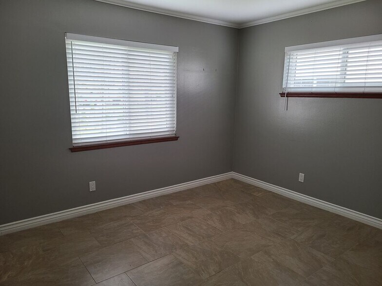 Building Photo - 15720 Rose Ln